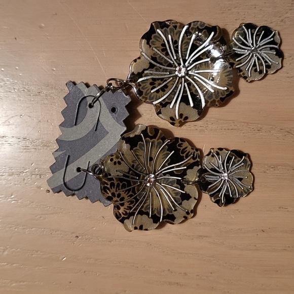 Flower Statement necklace with matching earrings - Picture 4 of 4